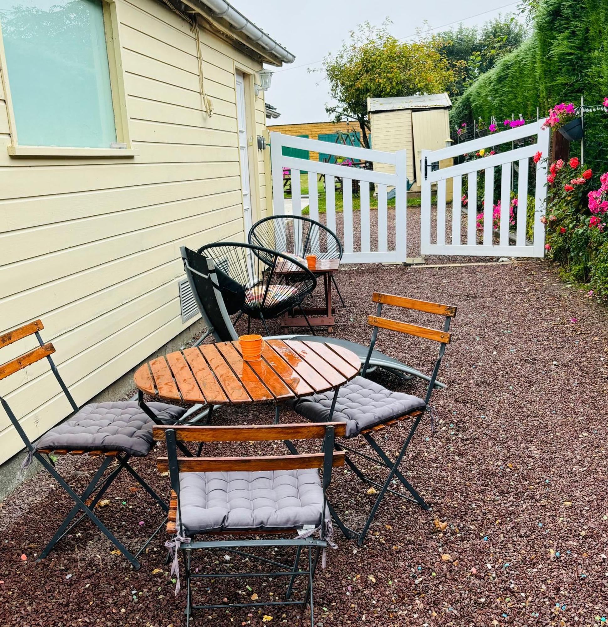 Ferienwohnung Les Floralies Froberville Exterior foto